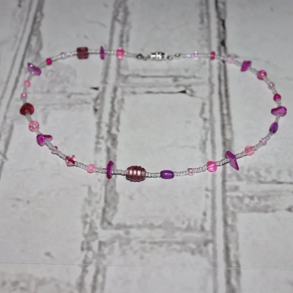 Beautiful NWOT pink and mermaid shimmer glass beaded necklace 16
